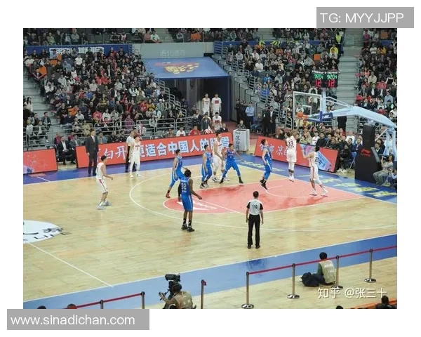 易建联与小斯的巅峰对决：篮球场上的传奇较量与友谊的交织